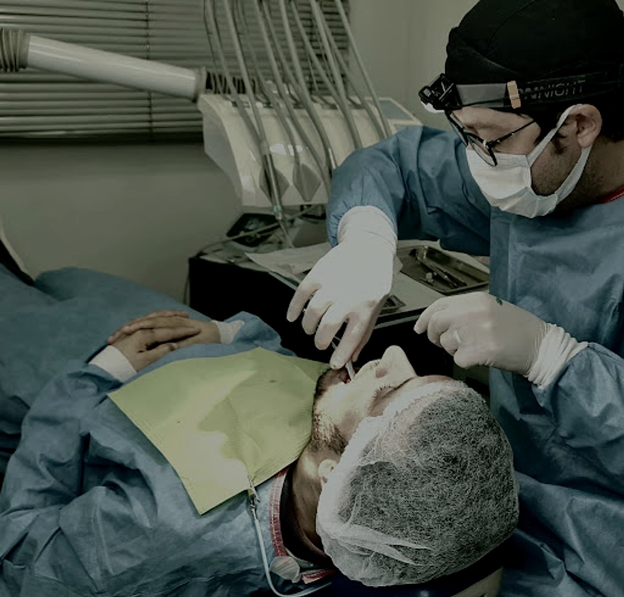 Le Dr. Yakoubi en opération